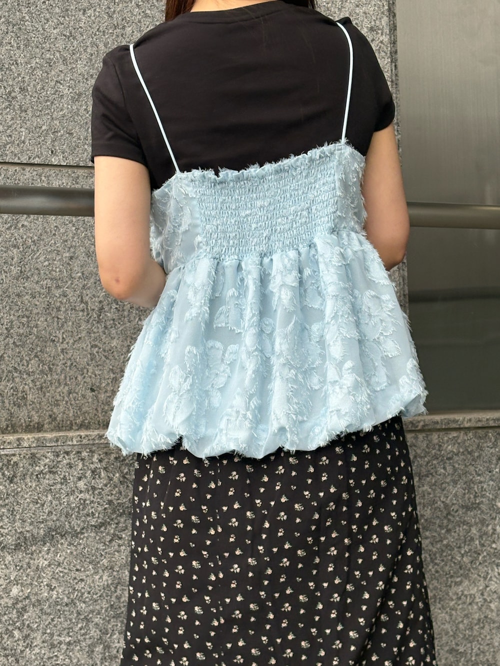 ブルー系のキャミソール、ブラック系のスカートを着用したレディースの夏コーディネートの4枚目の写真