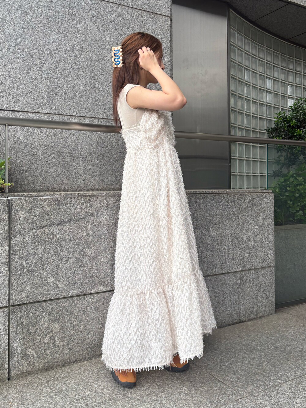 ホワイト系のワンピースを着用したレディースの夏コーディネートの2枚目の写真