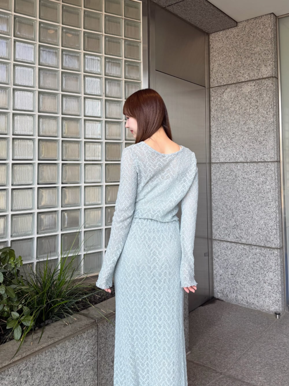 ブルー系のカーディガン/ボレロ、ブルー系のスカートを着用したレディースの春コーディネートの2枚目の写真
