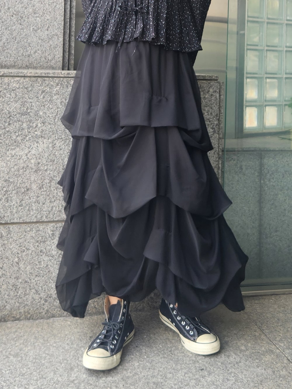 ブラック系のシャツ/ブラウス、ブラック系のスカートを着用したレディースの夏コーディネートの2枚目の写真