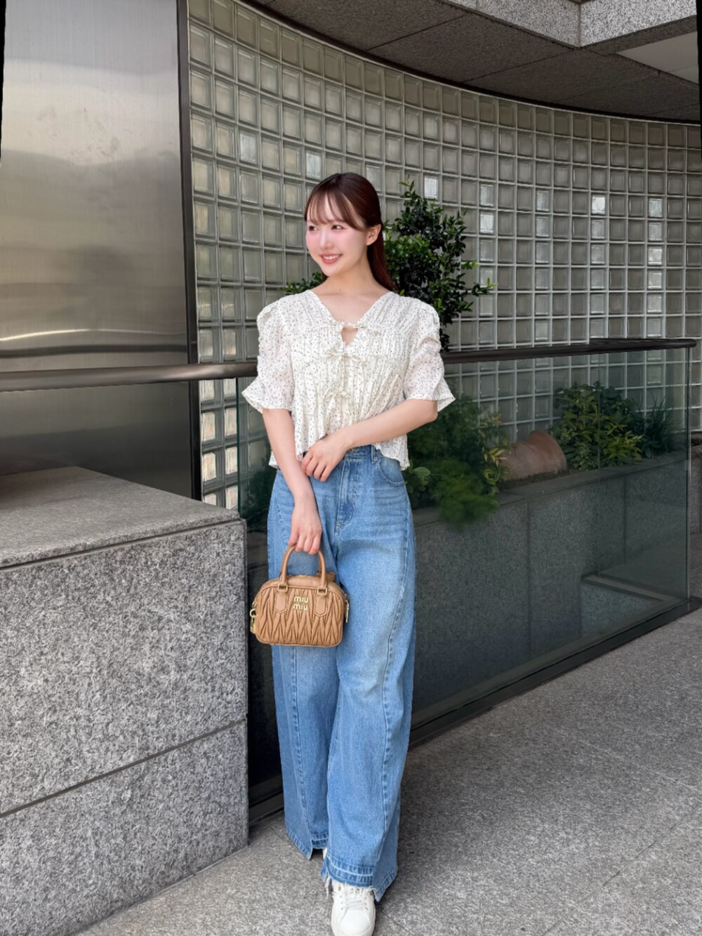 ブルー系のデニムパンツ、ホワイト系のシャツ/ブラウスを着用したレディースの春コーディネートの2枚目の写真