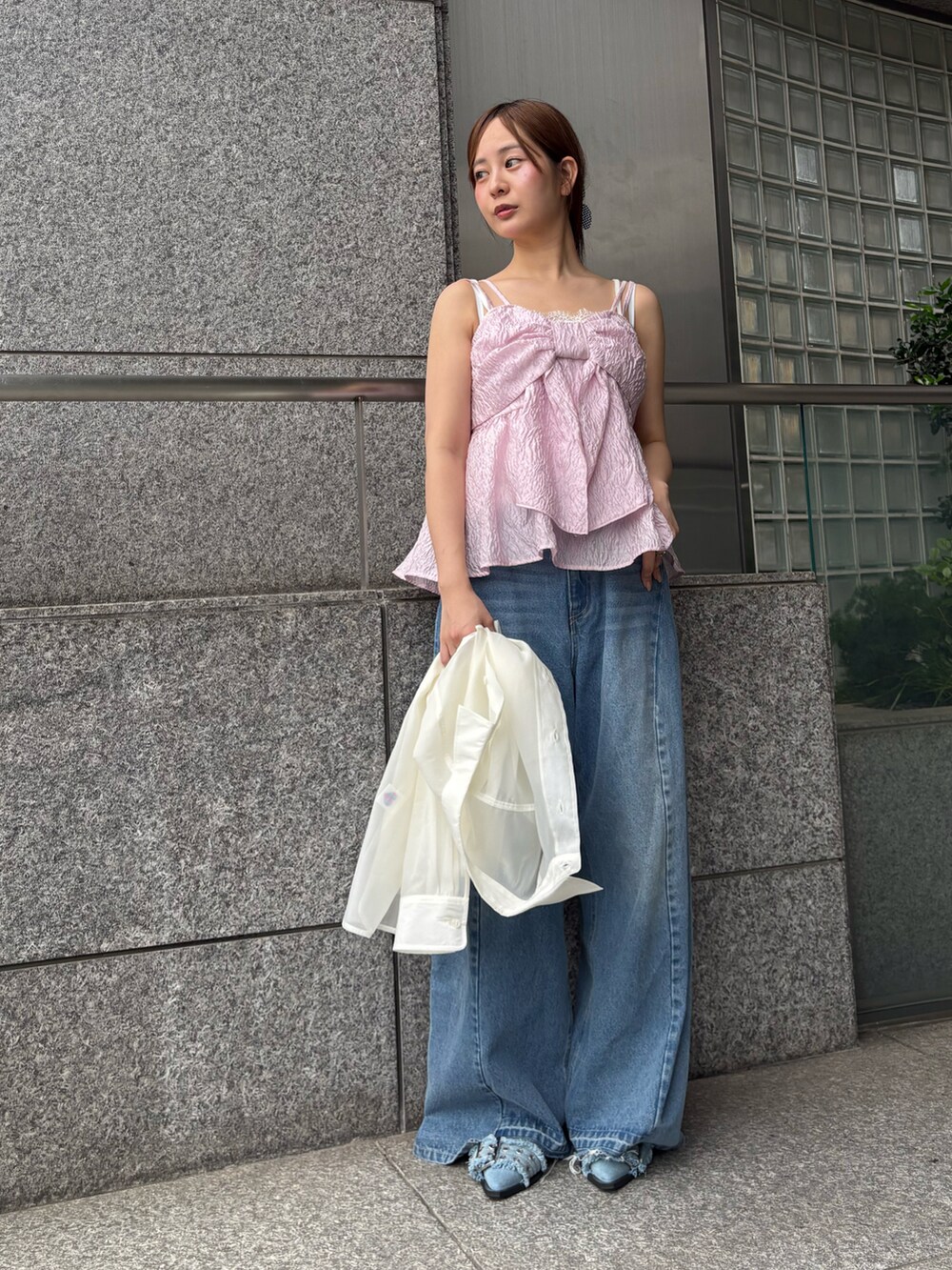 ホワイト系のシャツ/ブラウス、ピンク系のキャミソール、ブルー系のデニムパンツを着用したレディースの夏コーディネートの3枚目の写真