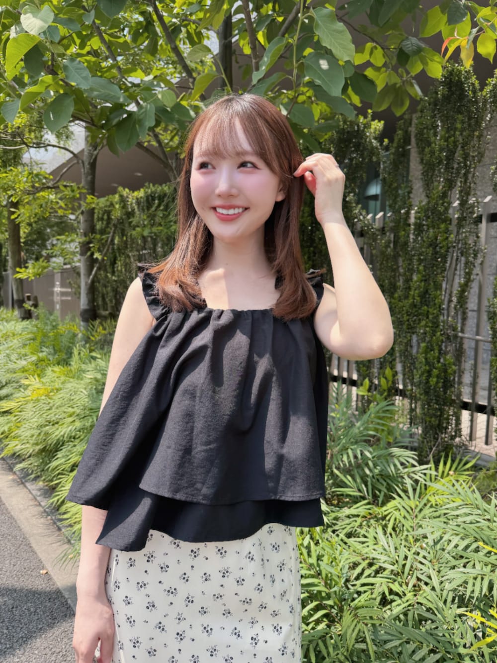 ブラック系のタンクトップ、ホワイト系のスカートを着用したレディースの春コーディネートの3枚目の写真