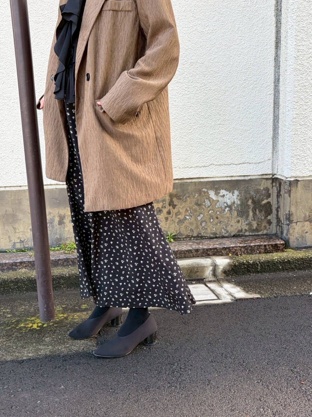 ブラック系のシャツ/ブラウス、ブラック系のスカートを着用したレディースの春コーディネートの2枚目の写真