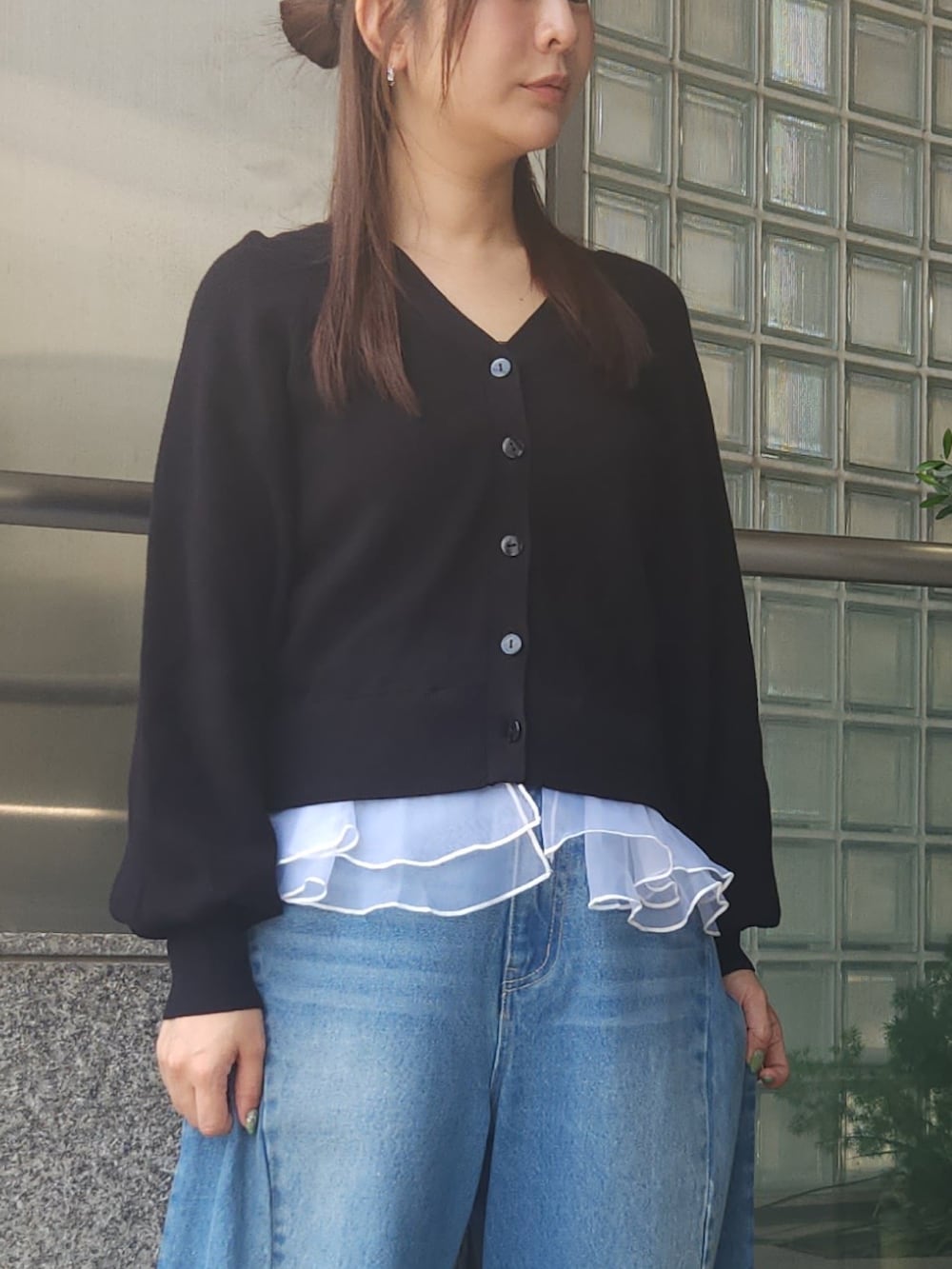 ブルー系のデニムパンツ、ブラック系のニット/セーターを着用したレディースの秋コーディネートの3枚目の写真