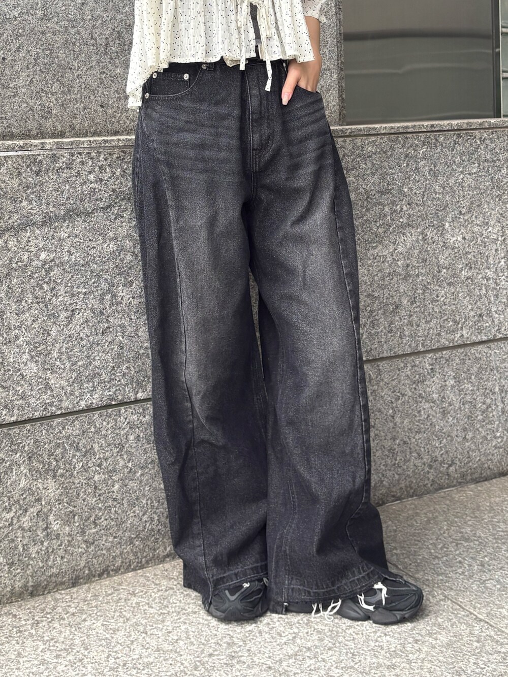 ブラック系のデニムパンツ、ホワイト系のシャツ/ブラウスを着用したレディースの夏コーディネートの5枚目の写真