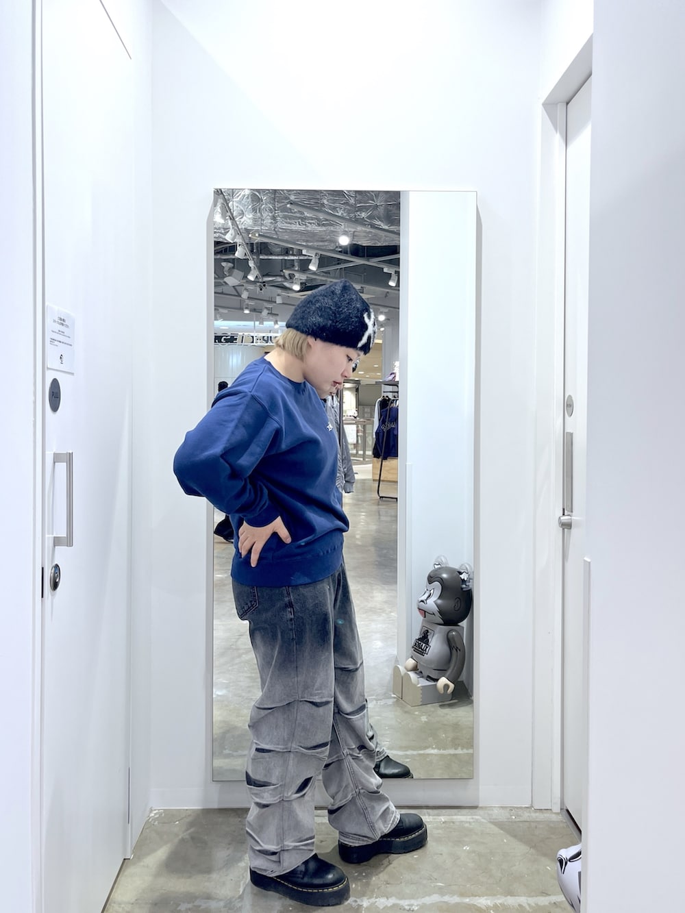 ブルー系のスウェット、ブラック系のデニムパンツ、ブラック系のニットキャップ/ビーニーを着用したレディースの冬コーディネートの2枚目の写真