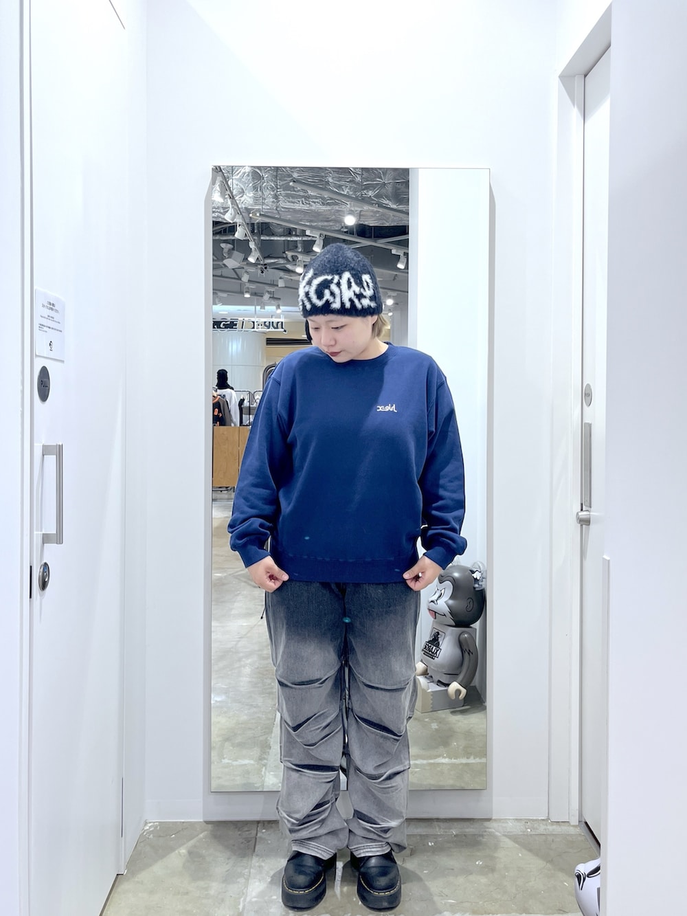 ブルー系のスウェット、ブラック系のデニムパンツ、ブラック系のニットキャップ/ビーニーを着用したレディースの冬コーディネートの3枚目の写真