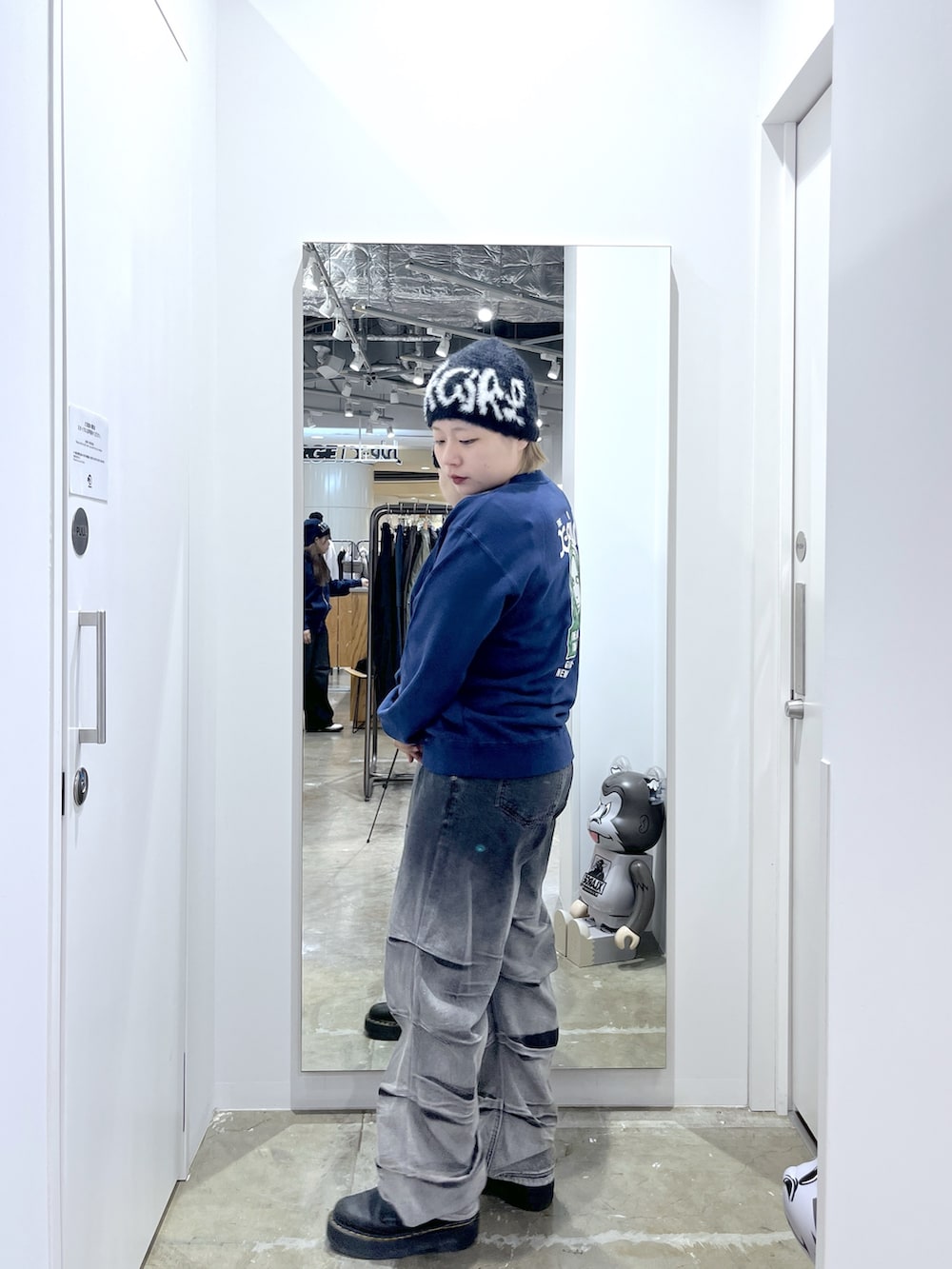 ブルー系のスウェット、ブラック系のデニムパンツ、ブラック系のニットキャップ/ビーニーを着用したレディースの冬コーディネートの4枚目の写真