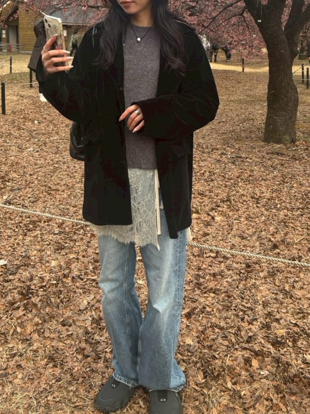 ブラック系のテーラードジャケットを着用したレディースの冬コーディネートの2枚目の写真