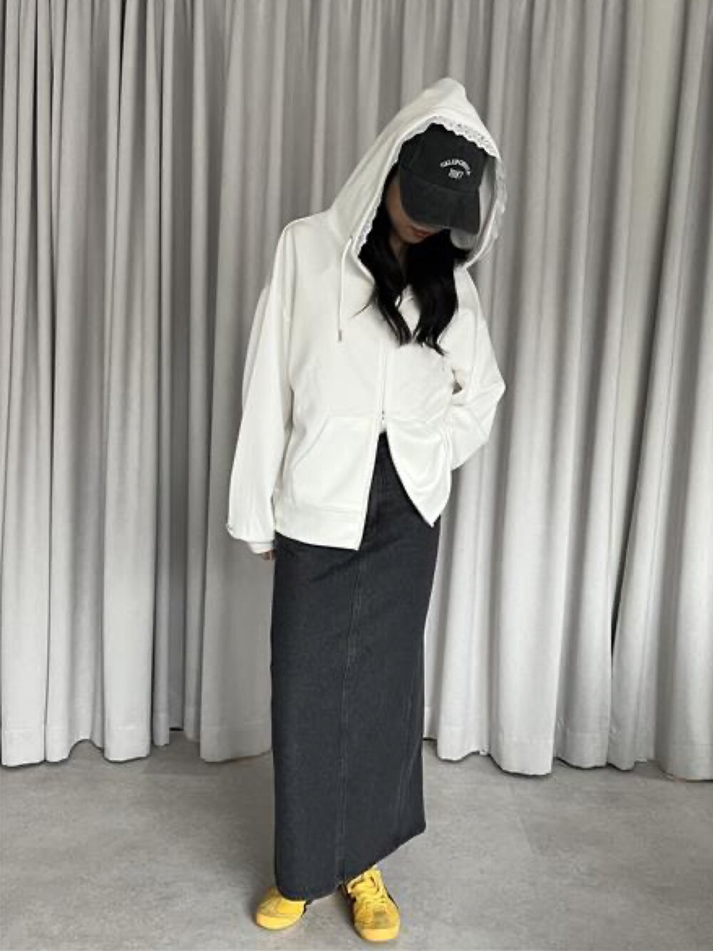 ホワイト系のパーカーを着用したレディースの春コーディネートの2枚目の写真