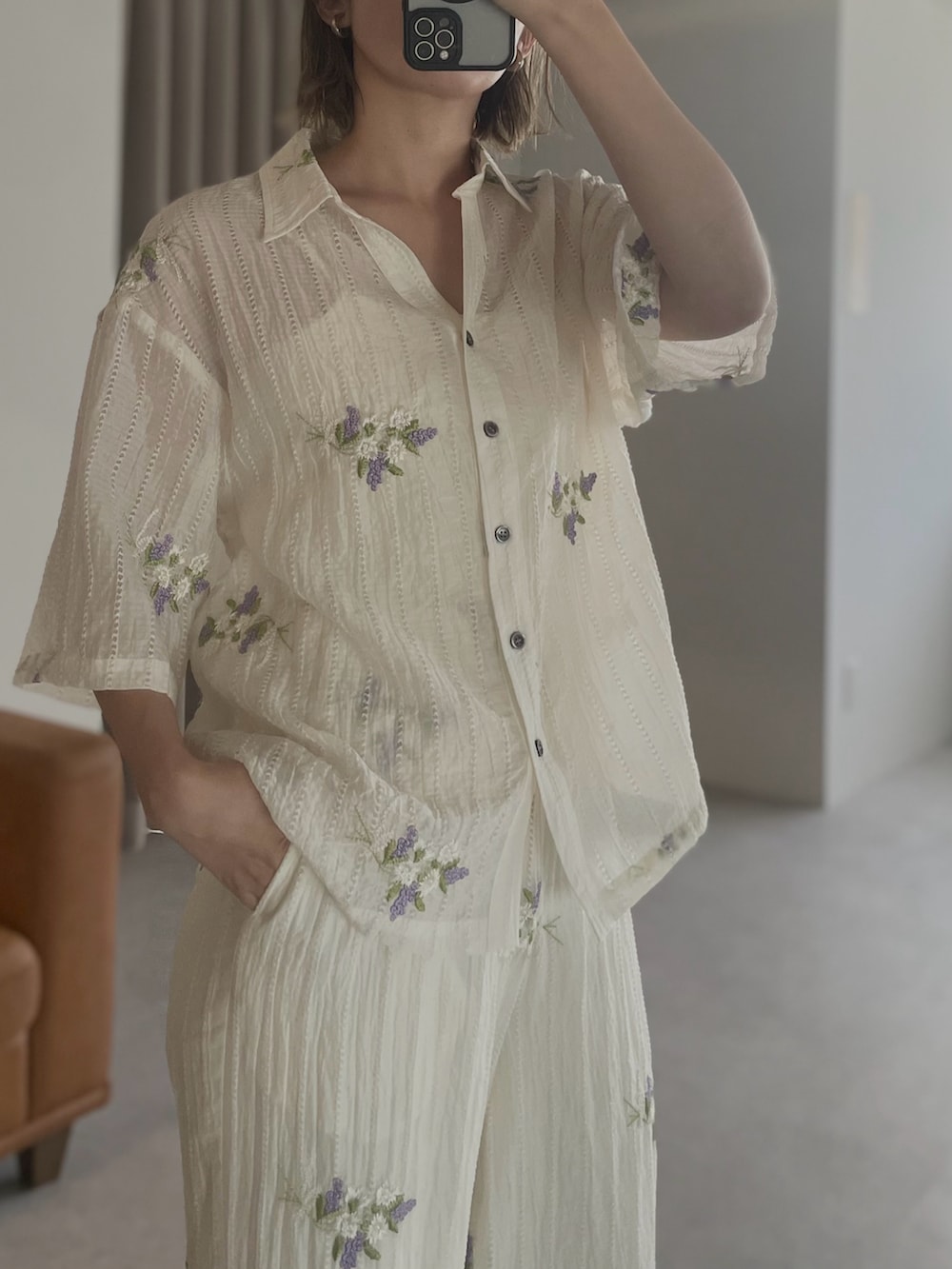 ホワイト系のシャツ/ブラウス、ブラック系のその他パンツを着用したレディースの冬コーディネートの2枚目の写真