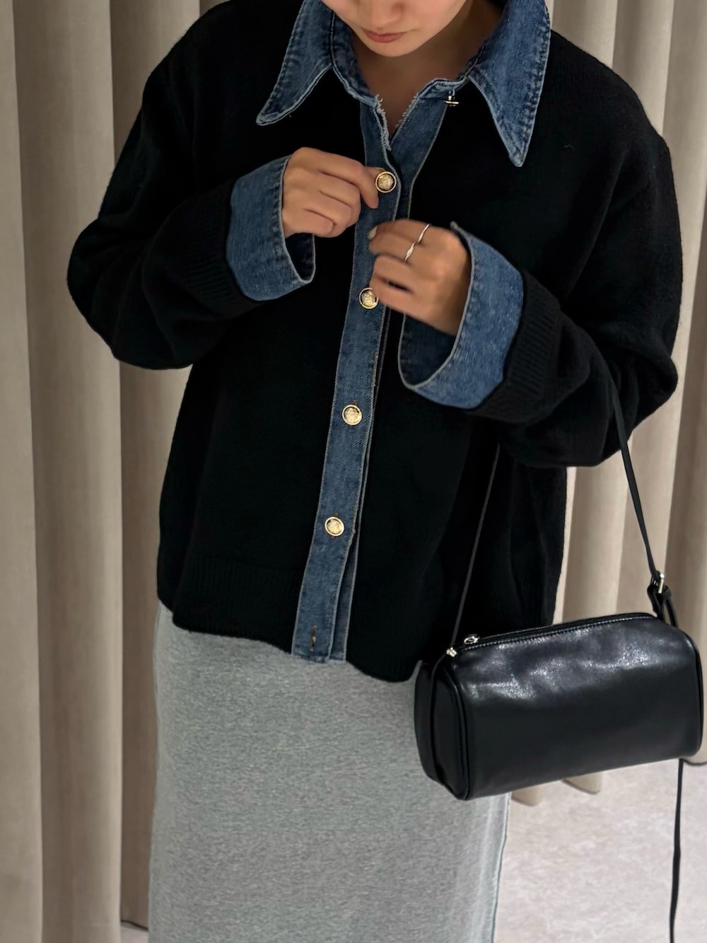 ブラック系のハンドバッグ、ブラック系のカーディガン/ボレロを着用したレディースの冬コーディネートの2枚目の写真