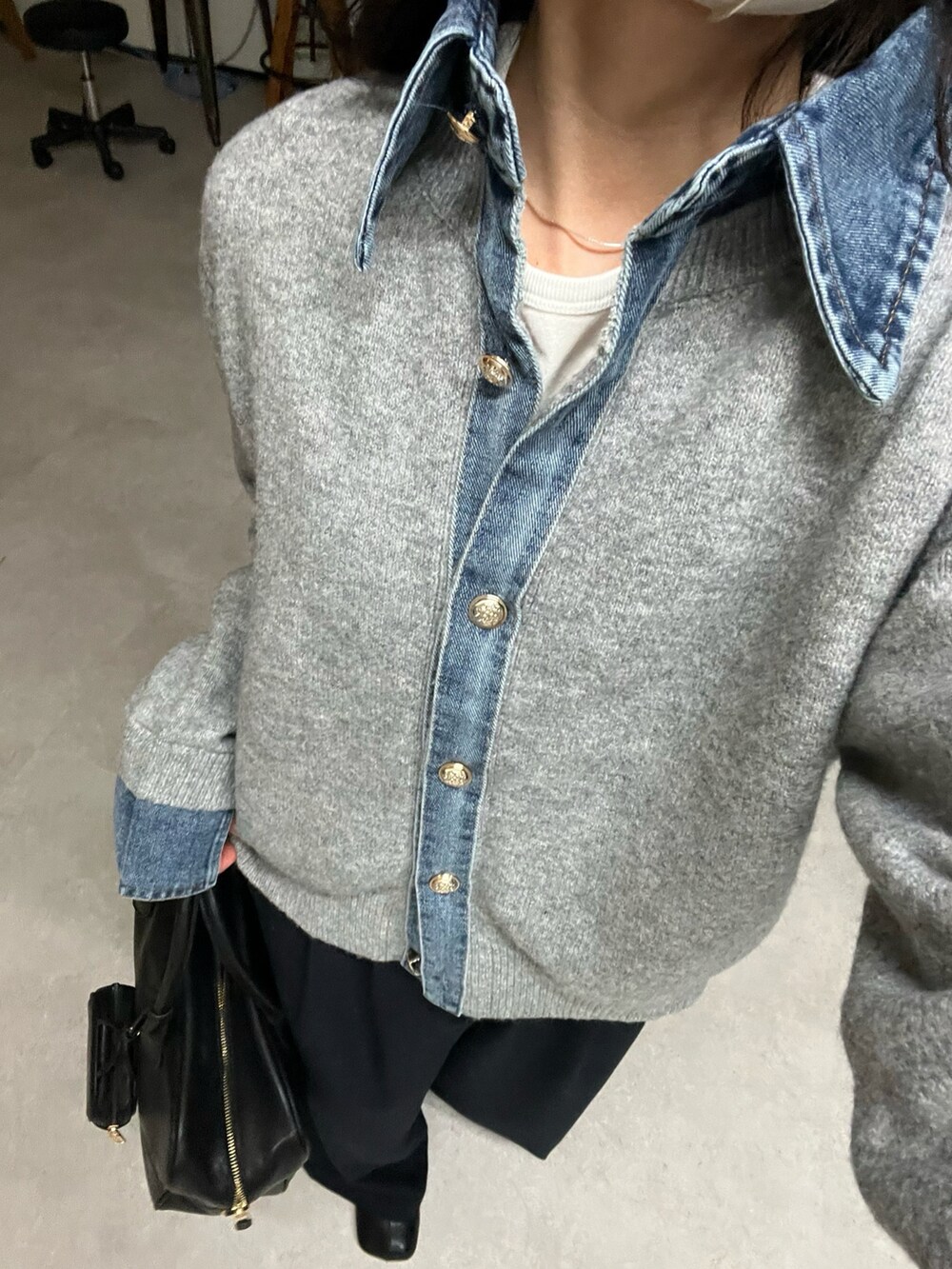 グレー系のカーディガン/ボレロ、ブラック系のボストンバッグを着用したレディースの秋コーディネートの2枚目の写真