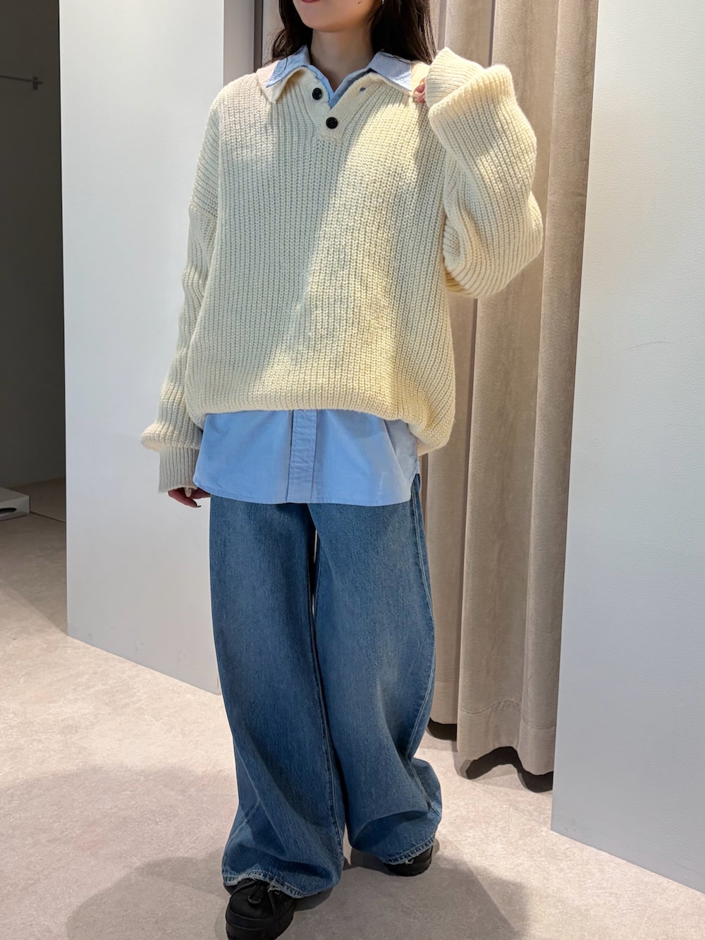 ホワイト系のニット/セーターを着用したレディースの冬コーディネートの2枚目の写真