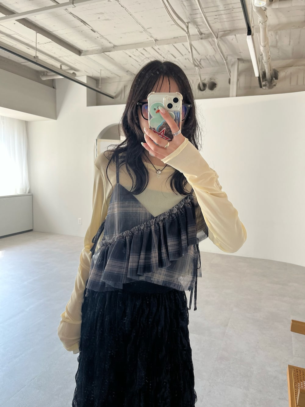 ブラック系のスカート、ブラック系のキャミソールを着用したレディースの春コーディネートの2枚目の写真