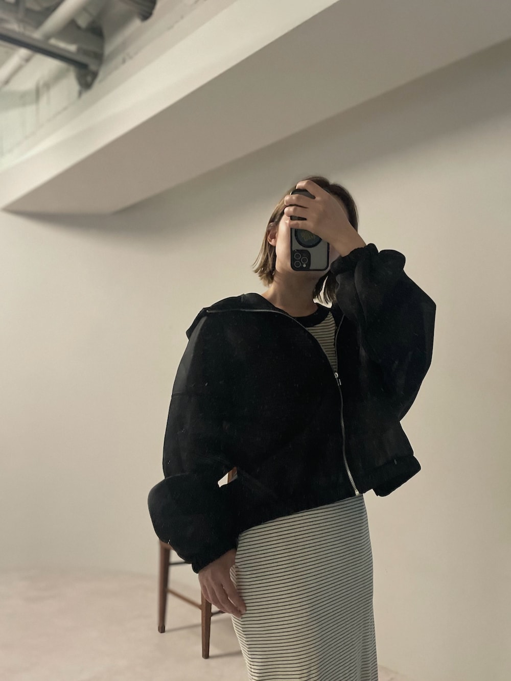 ブラック系のパーカーを着用したレディースの春コーディネートの3枚目の写真