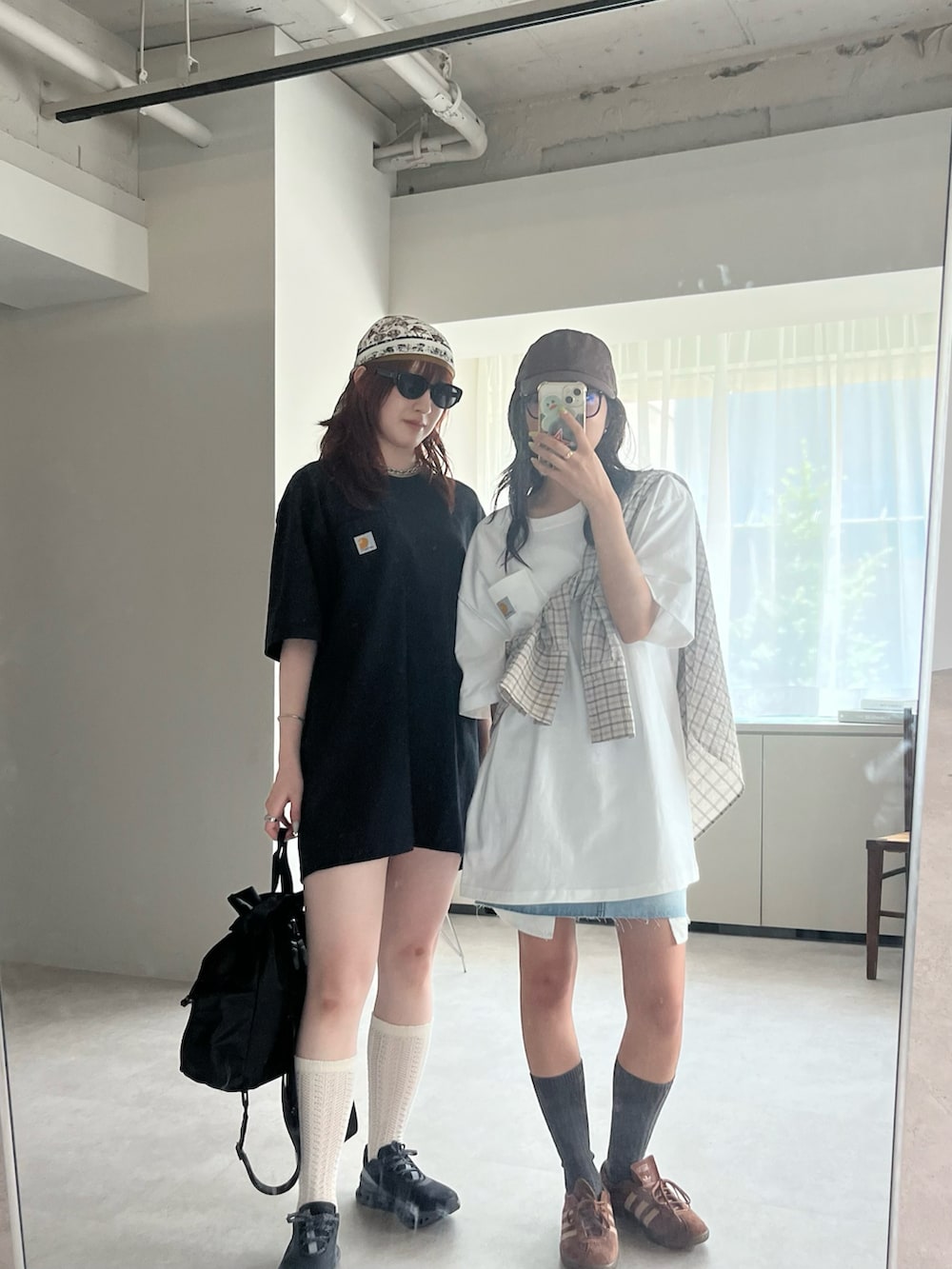 ブラック系のTシャツ/カットソー、ホワイト系のTシャツ/カットソー、ブラック系のバックパック/リュックを着用したレディースの夏コーディネートの2枚目の写真