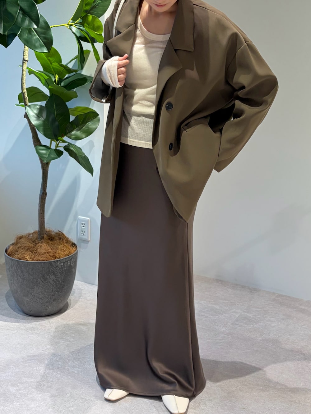 ブラウン系のテーラードジャケットを着用したレディースの冬コーディネートの2枚目の写真