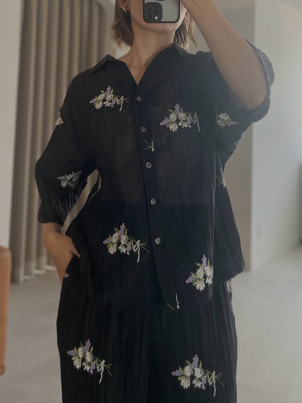 ブラック系のその他パンツ、ブラック系のシャツ/ブラウスを着用したレディースの冬コーディネートの3枚目の写真