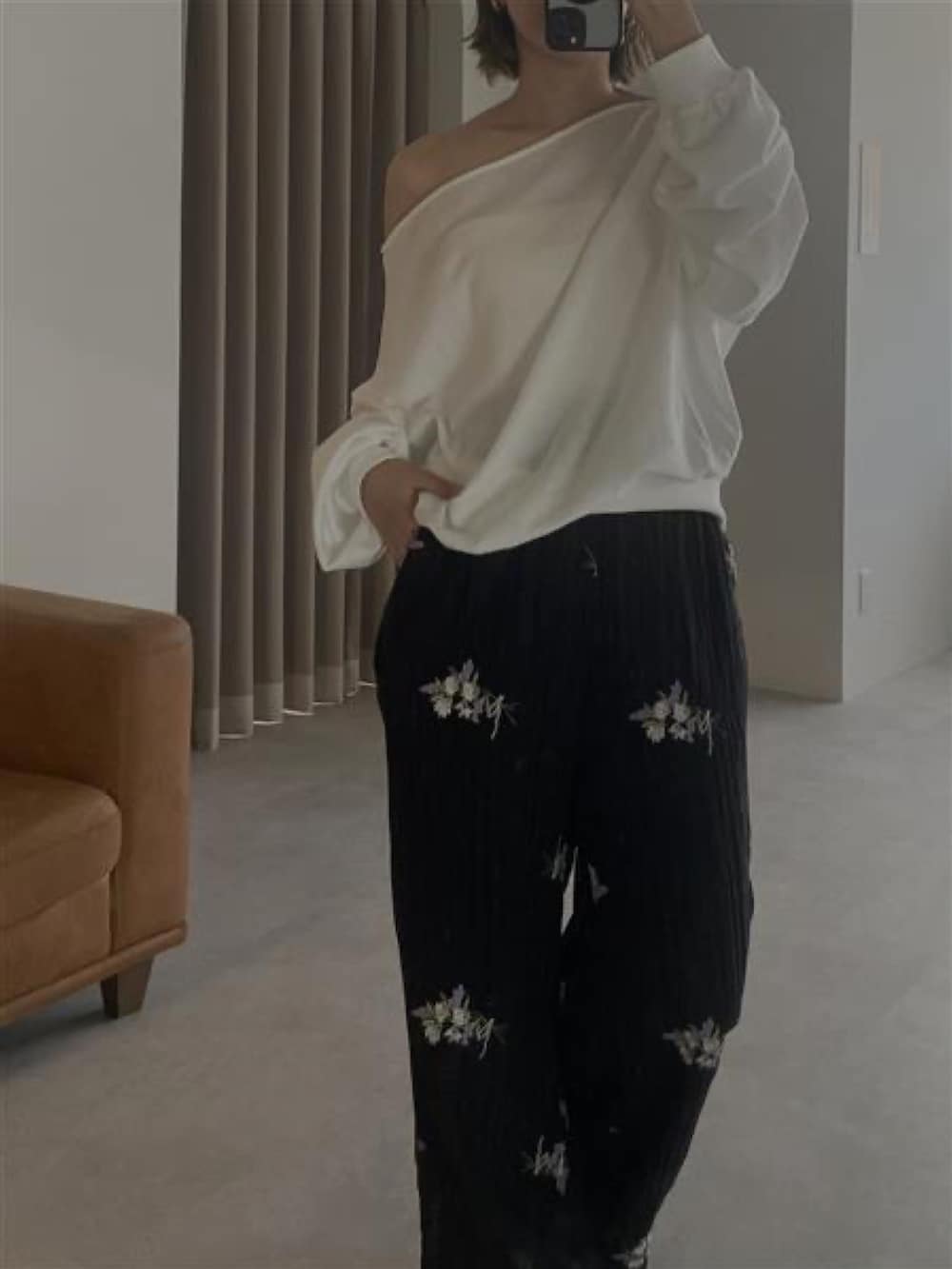 ブラック系のその他パンツ、ホワイト系のTシャツ/カットソーを着用したレディースの冬コーディネートの2枚目の写真