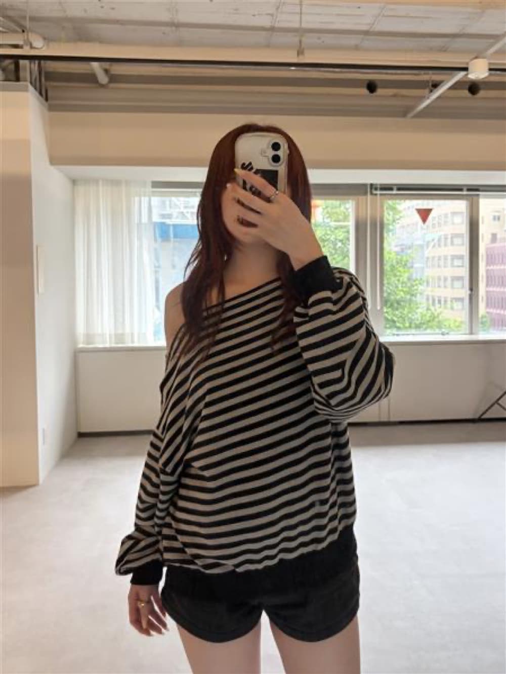 ブラック系のスウェットを着用したレディースの夏コーディネートの2枚目の写真
