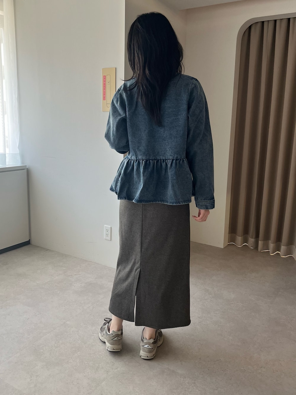 グレー系のシャツワンピース、ブルー系のノーカラージャケットを着用したレディースの冬コーディネートの2枚目の写真