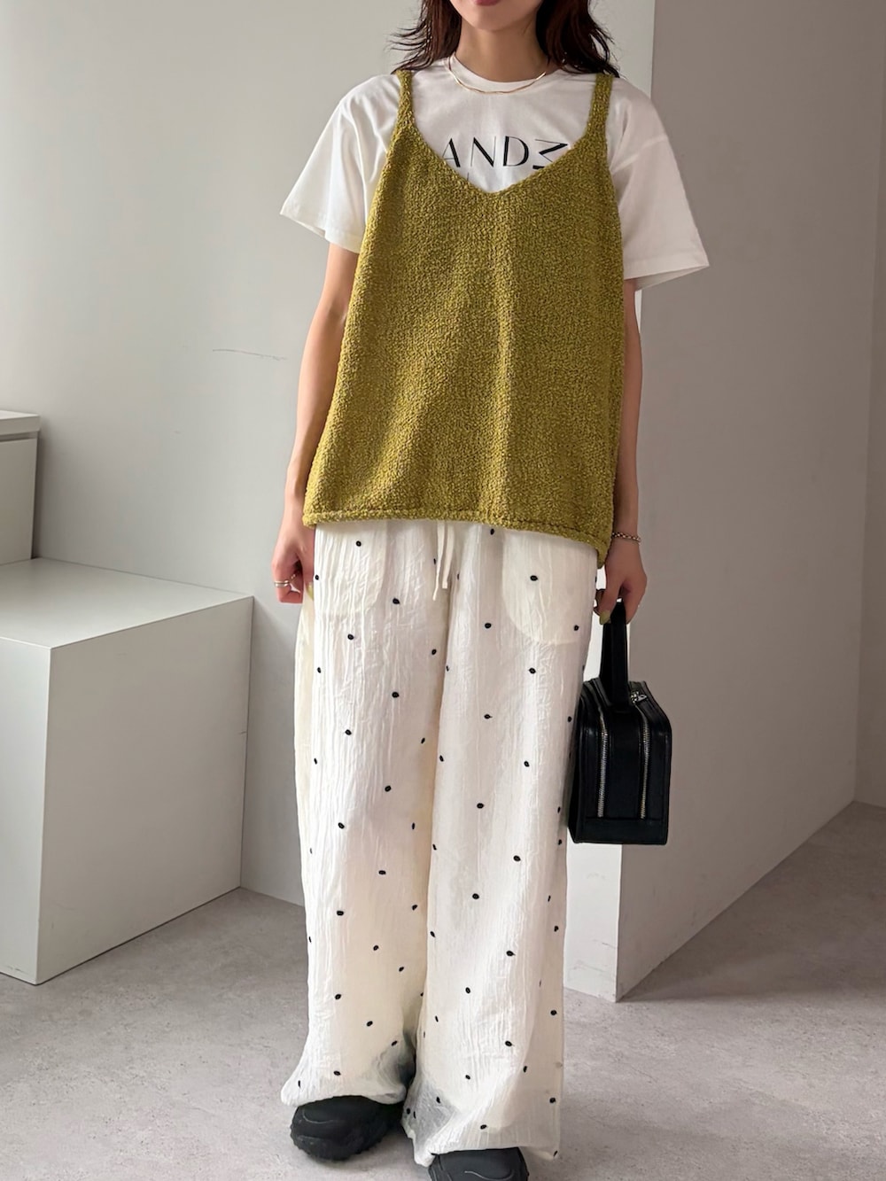 ホワイト系のTシャツ/カットソー、ゴールド系のネックレスを着用したレディースの夏コーディネートの2枚目の写真