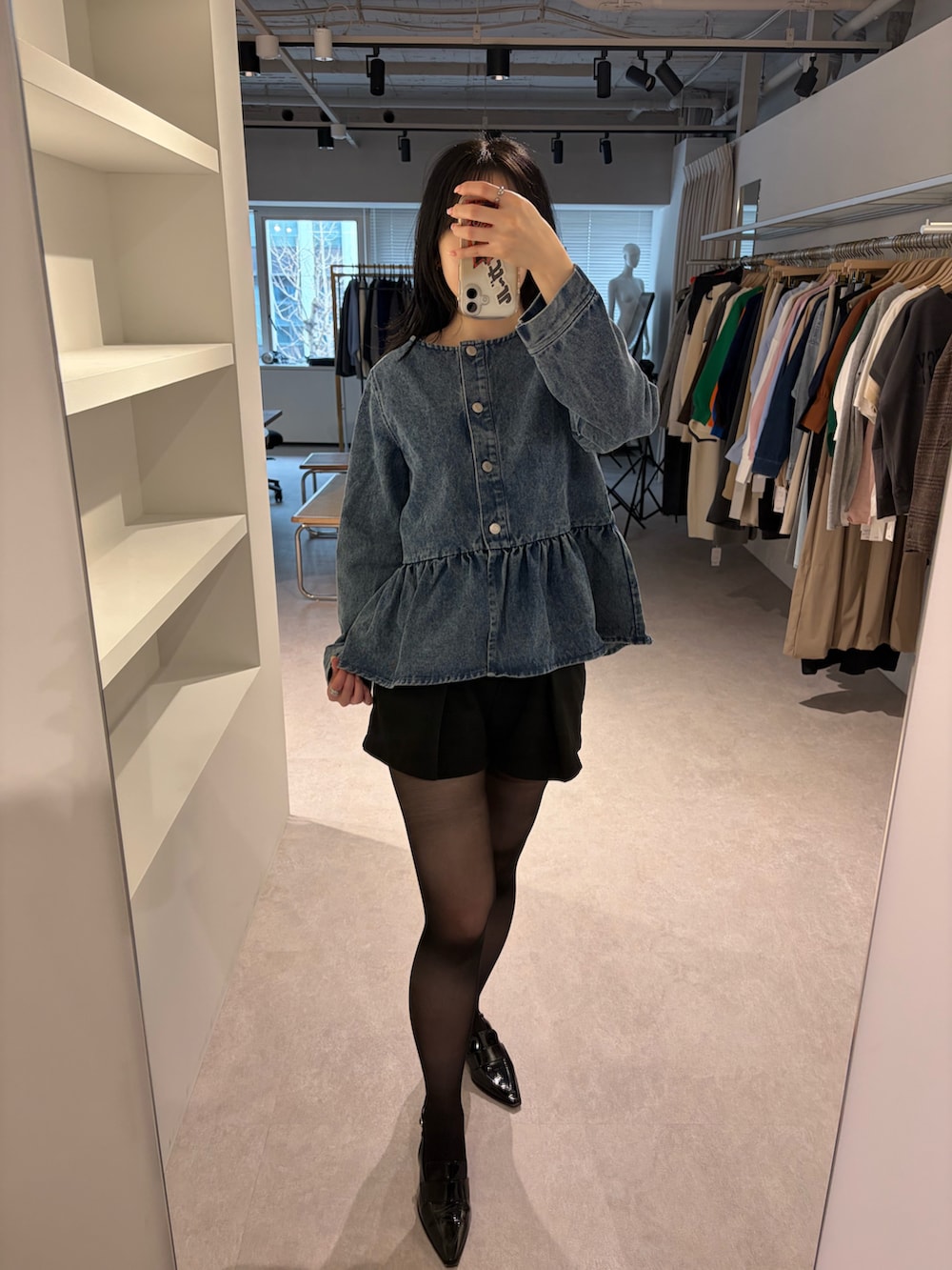 ブルー系のノーカラージャケットを着用したレディースの冬コーディネートの2枚目の写真