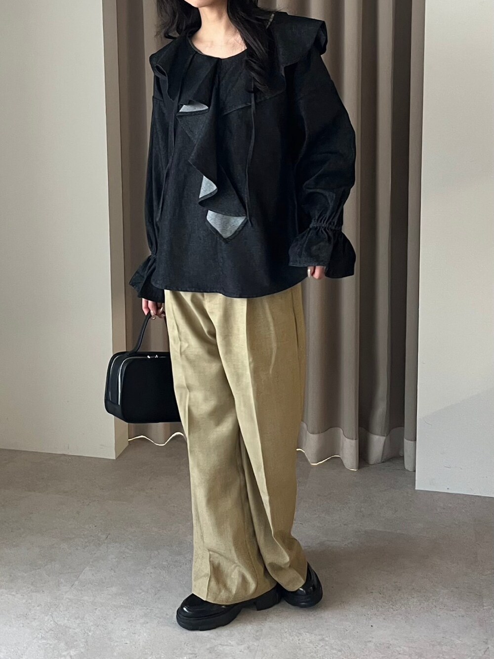 ブラック系のシャツ/ブラウスを着用したレディースの冬コーディネートの2枚目の写真