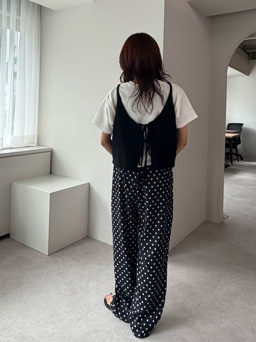 ブラック系のその他パンツ、ブラック系のベストを着用したレディースの夏コーディネートの2枚目の写真