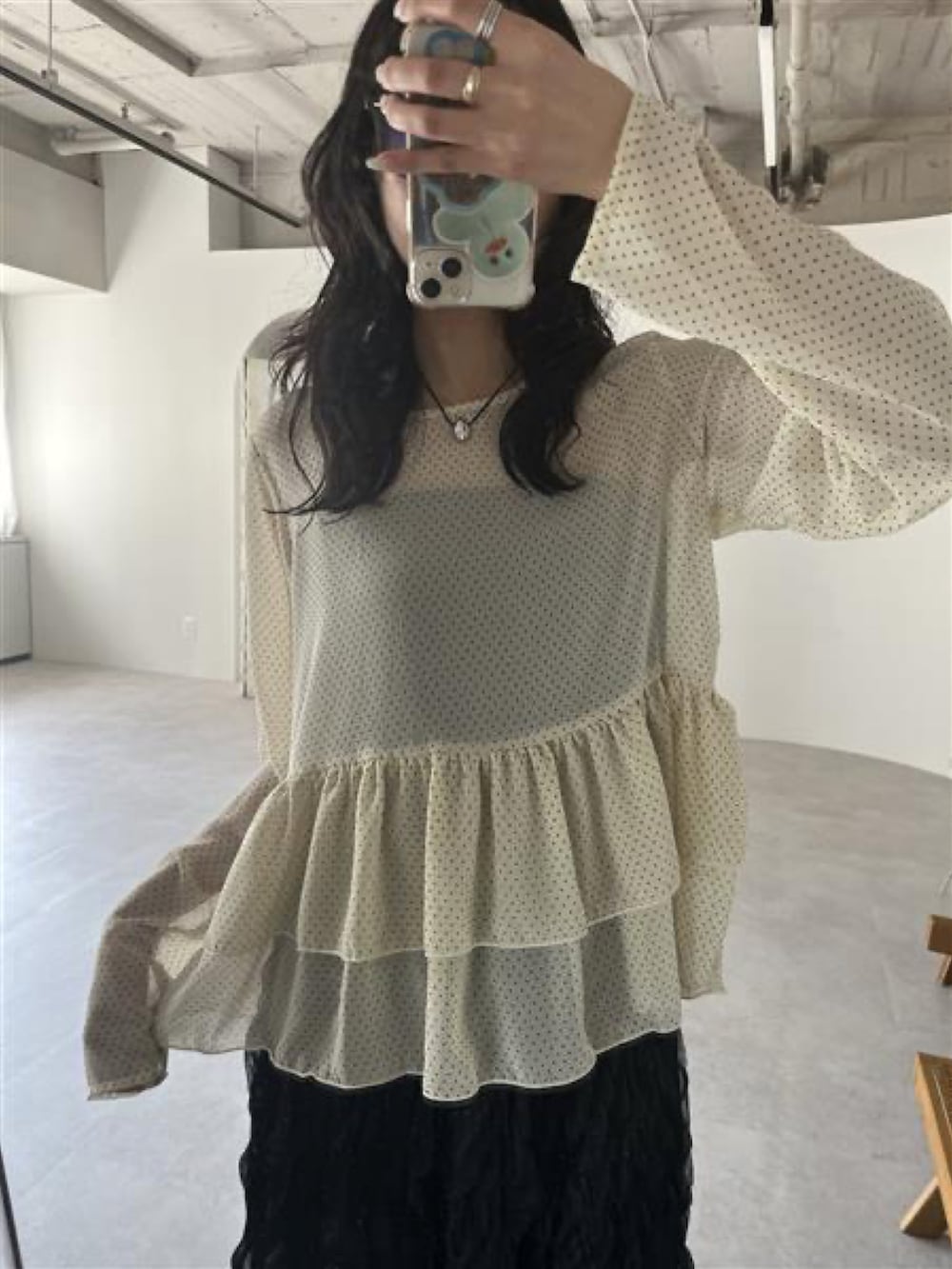 ホワイト系のシャツ/ブラウス、ブラック系のスカートを着用したレディースの春コーディネートの2枚目の写真