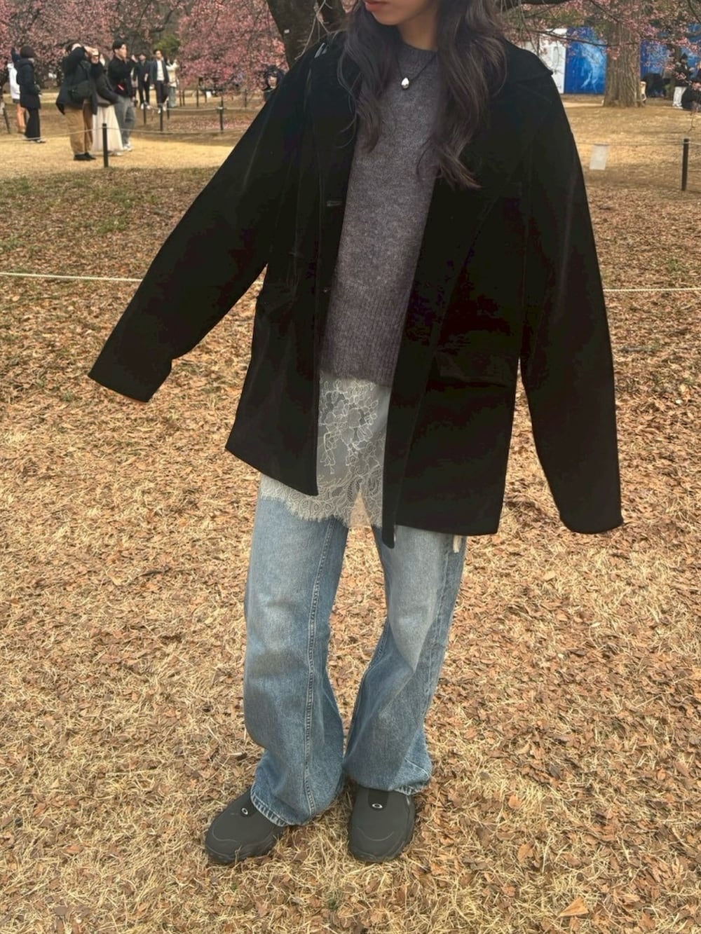 ブラック系のテーラードジャケットを着用したレディースの冬コーディネートの3枚目の写真