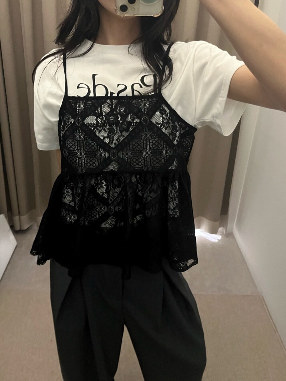 グレー系のその他パンツ、ブラック系のキャミソールを着用したレディースの春コーディネートの2枚目の写真