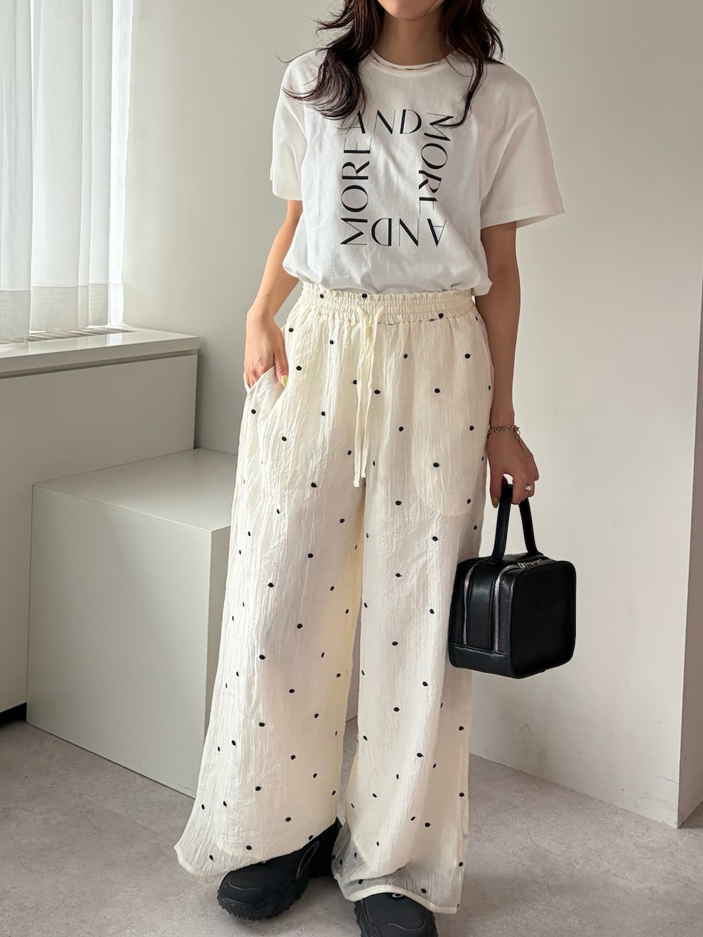 ホワイト系のTシャツ/カットソー、ゴールド系のネックレスを着用したレディースの夏コーディネートの2枚目の写真