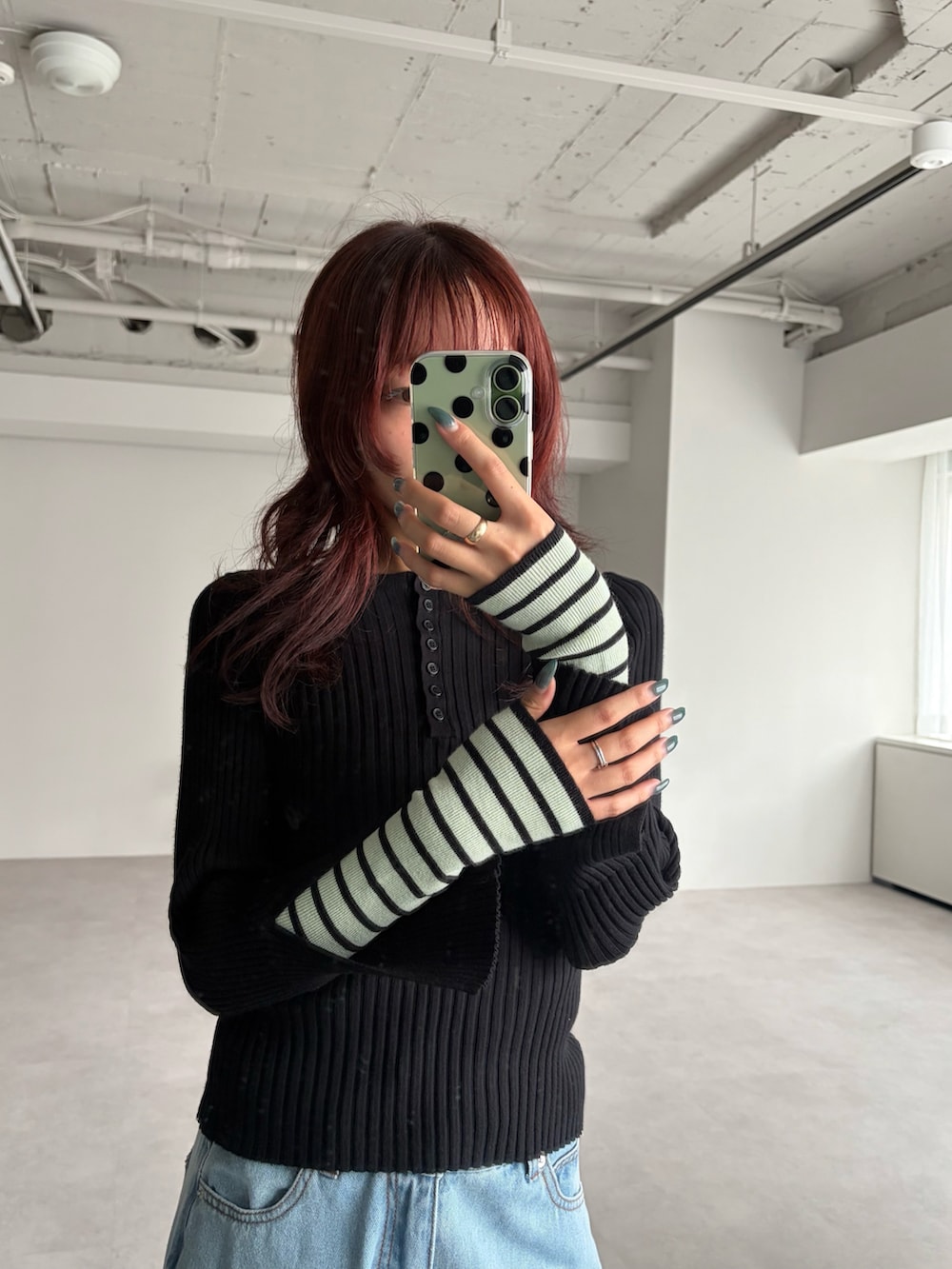 ブラック系のニット/セーターを着用したレディースの夏コーディネートの2枚目の写真