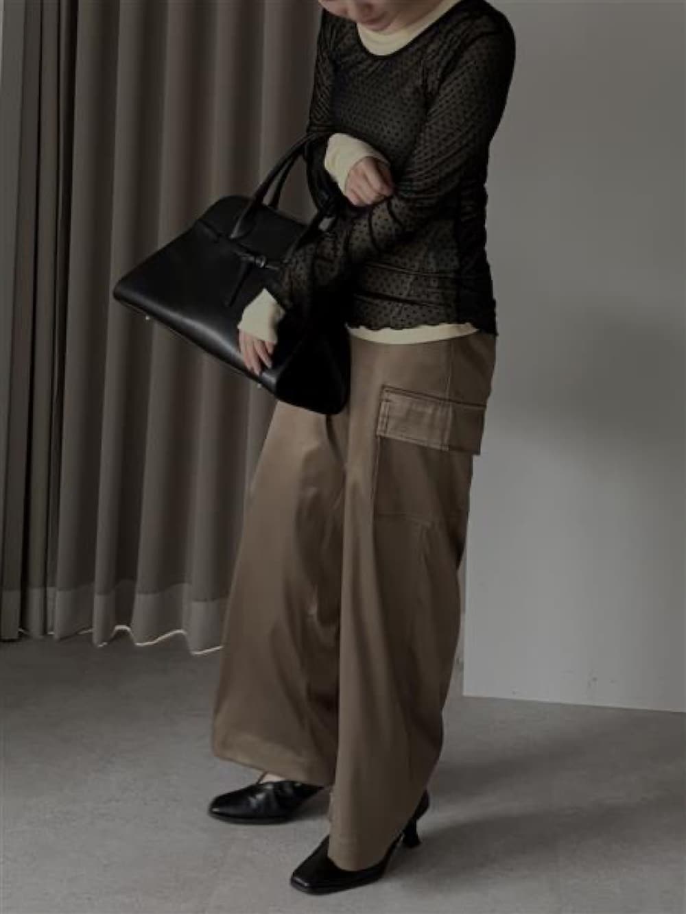 イエロー系のTシャツ/カットソーを着用したレディースの春コーディネートの2枚目の写真