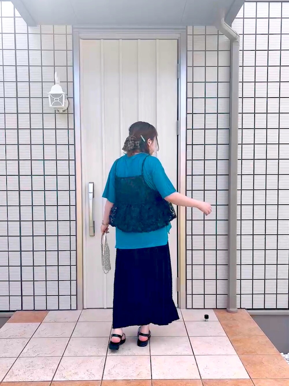 グリーン系のTシャツ/カットソーを着用したレディースの夏コーディネートの2枚目の写真