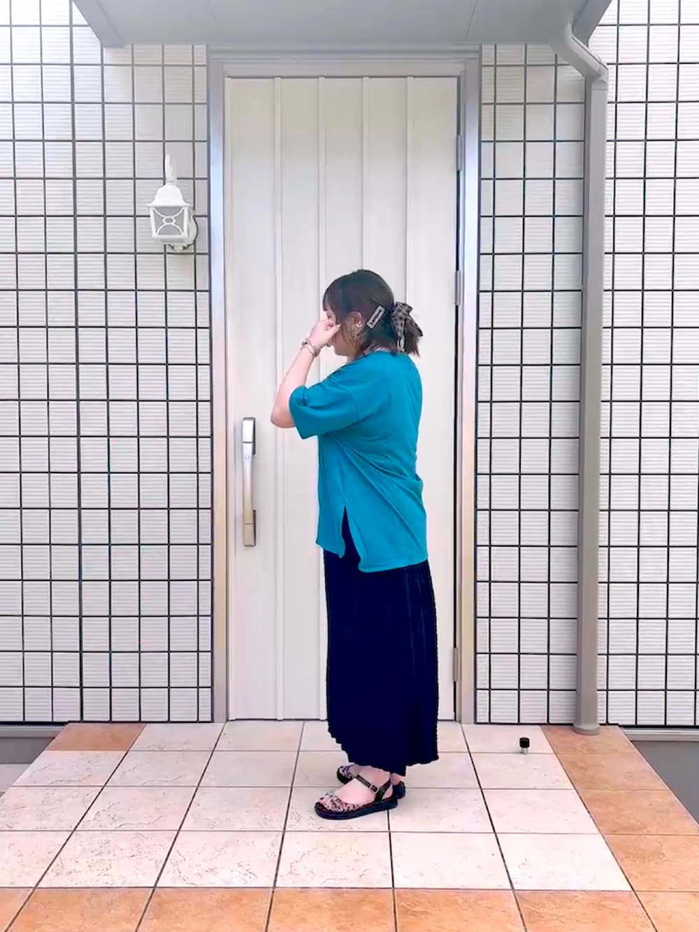 グリーン系のTシャツ/カットソーを着用したレディースの夏コーディネートの3枚目の写真