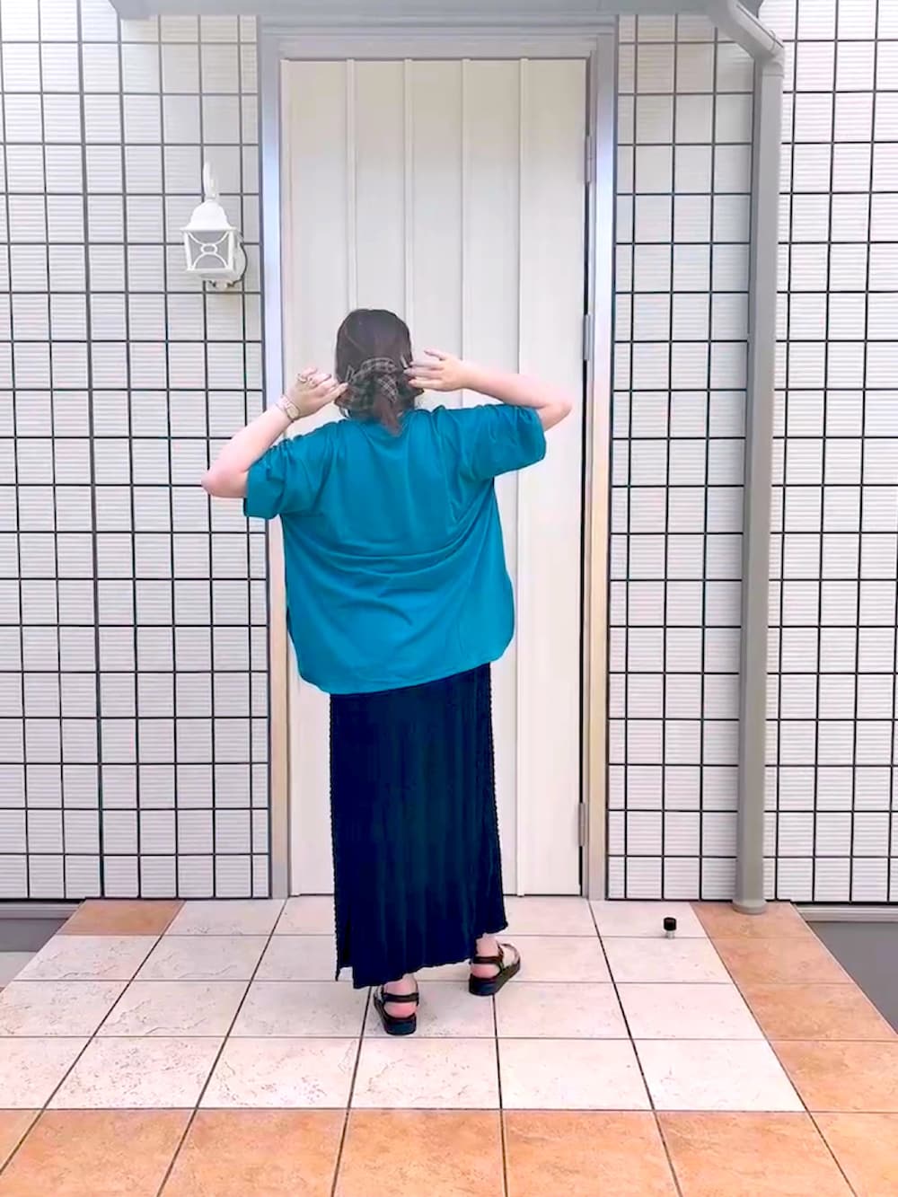 グリーン系のTシャツ/カットソーを着用したレディースの夏コーディネートの5枚目の写真