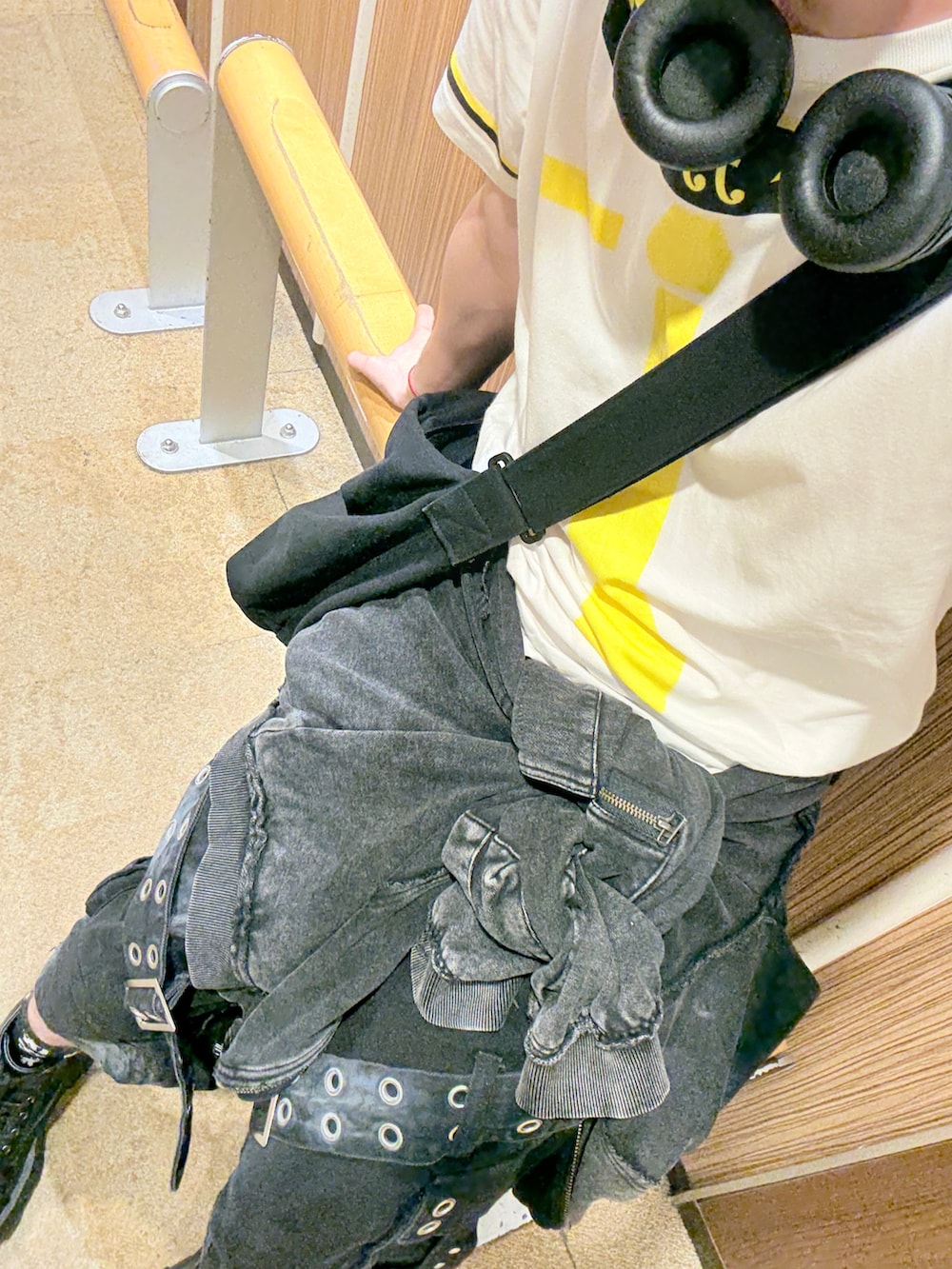 ブラック系のショルダーバッグ、ホワイト系のTシャツ/カットソー、ブラック系のパーカーを着用したメンズの秋コーディネートの2枚目の写真