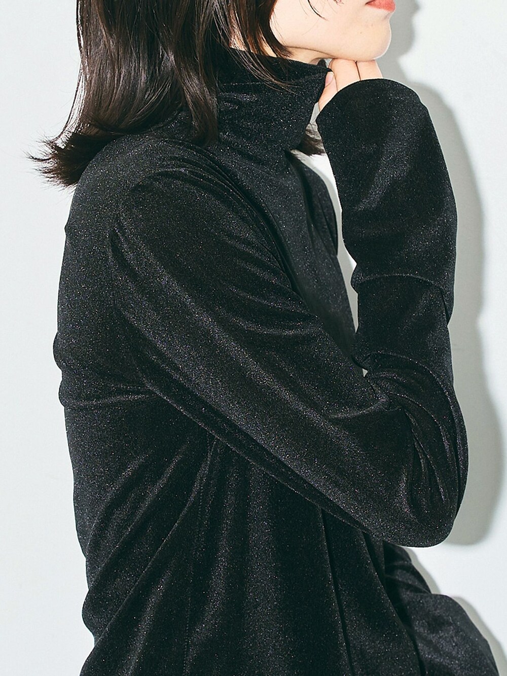 ブラック系のTシャツ/カットソーを着用したレディースの夏コーディネートの2枚目の写真
