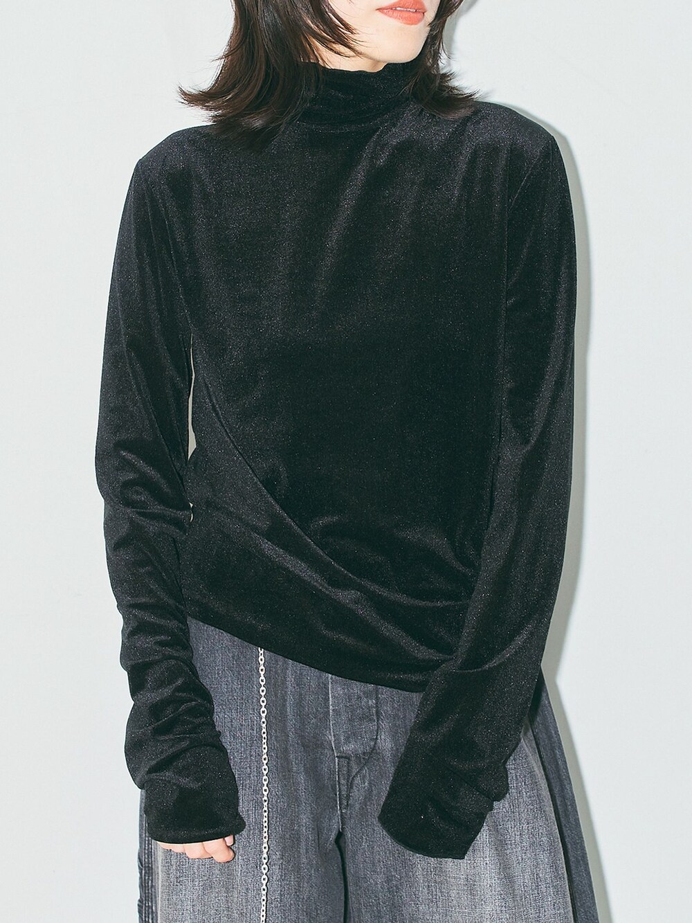 ブラック系のTシャツ/カットソーを着用したレディースの夏コーディネートの3枚目の写真