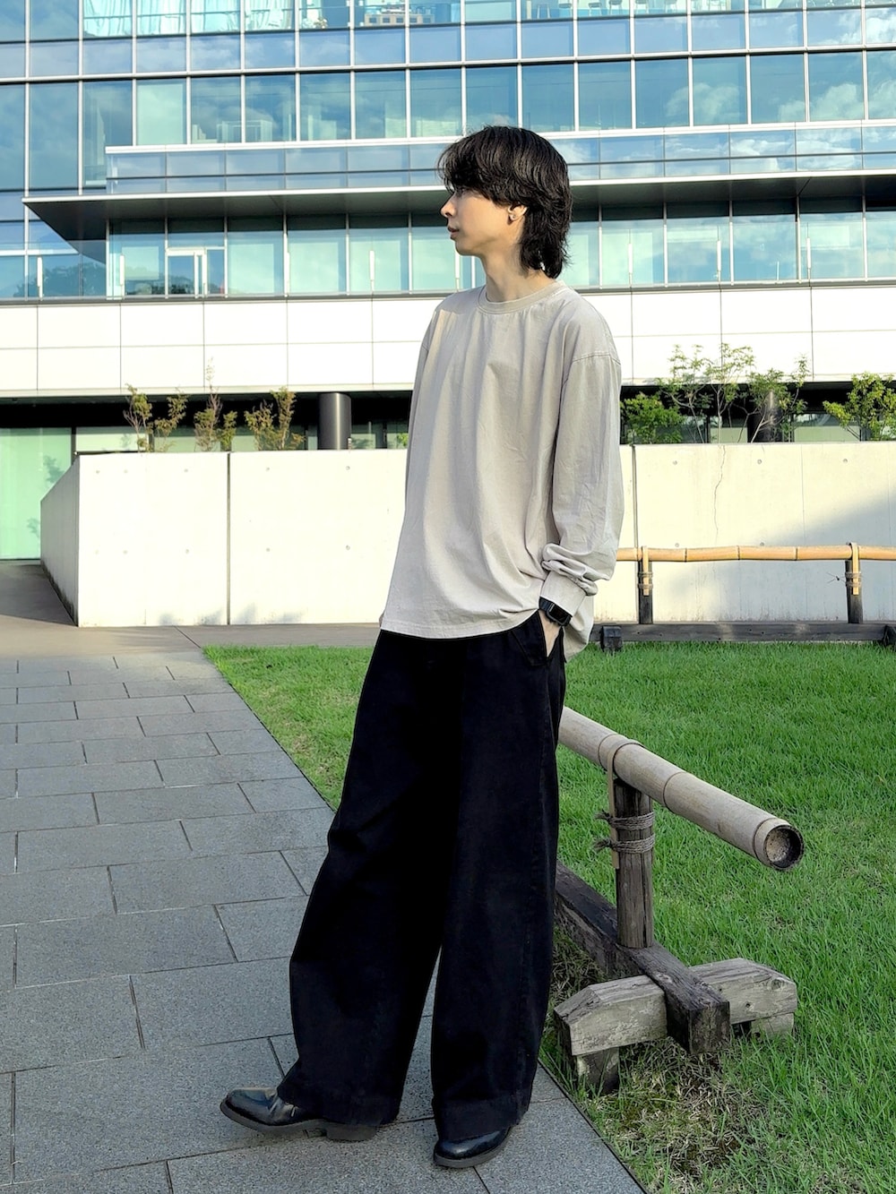 ベージュ系のTシャツ/カットソー、ブラック系のチノパンツ、ブラック系のドレスシューズを着用したメンズの秋コーディネートの3枚目の写真
