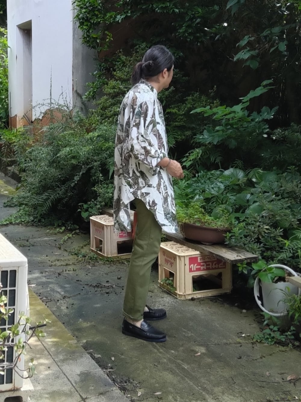 ブルー系のローファーを着用したメンズの夏コーディネートの2枚目の写真