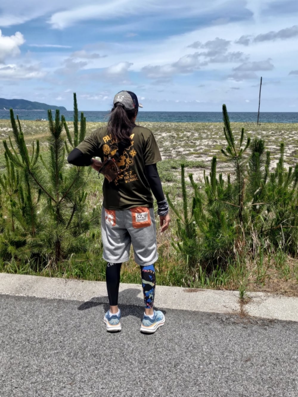 ブルー系のその他シューズ、グレー系のスウェットパンツ、グリーン系のTシャツ/カットソーを着用したメンズの夏コーディネートの3枚目の写真
