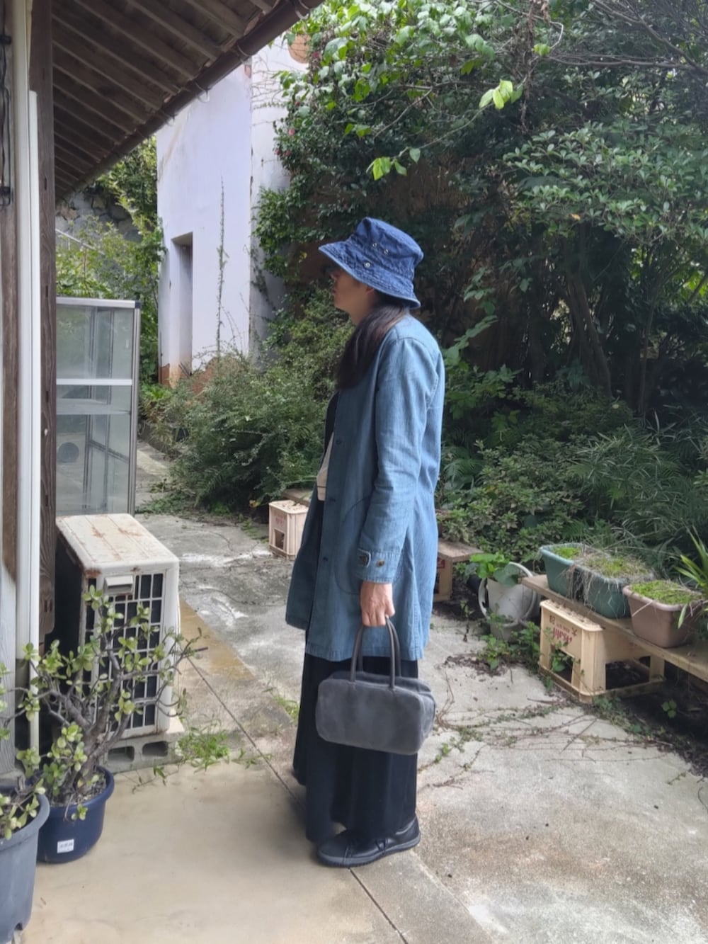 ブラック系のデニムパンツ、ブルー系のデニムジャケット、ベージュ系のニット/セーターを着用したメンズの秋コーディネートの2枚目の写真