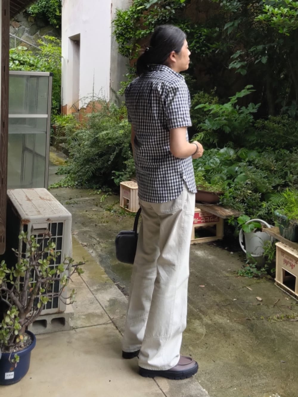 ベージュ系のTシャツ/カットソー、ブルー系のシャツ/ブラウス、ブラック系のハンドバッグを着用したメンズの夏コーディネートの2枚目の写真