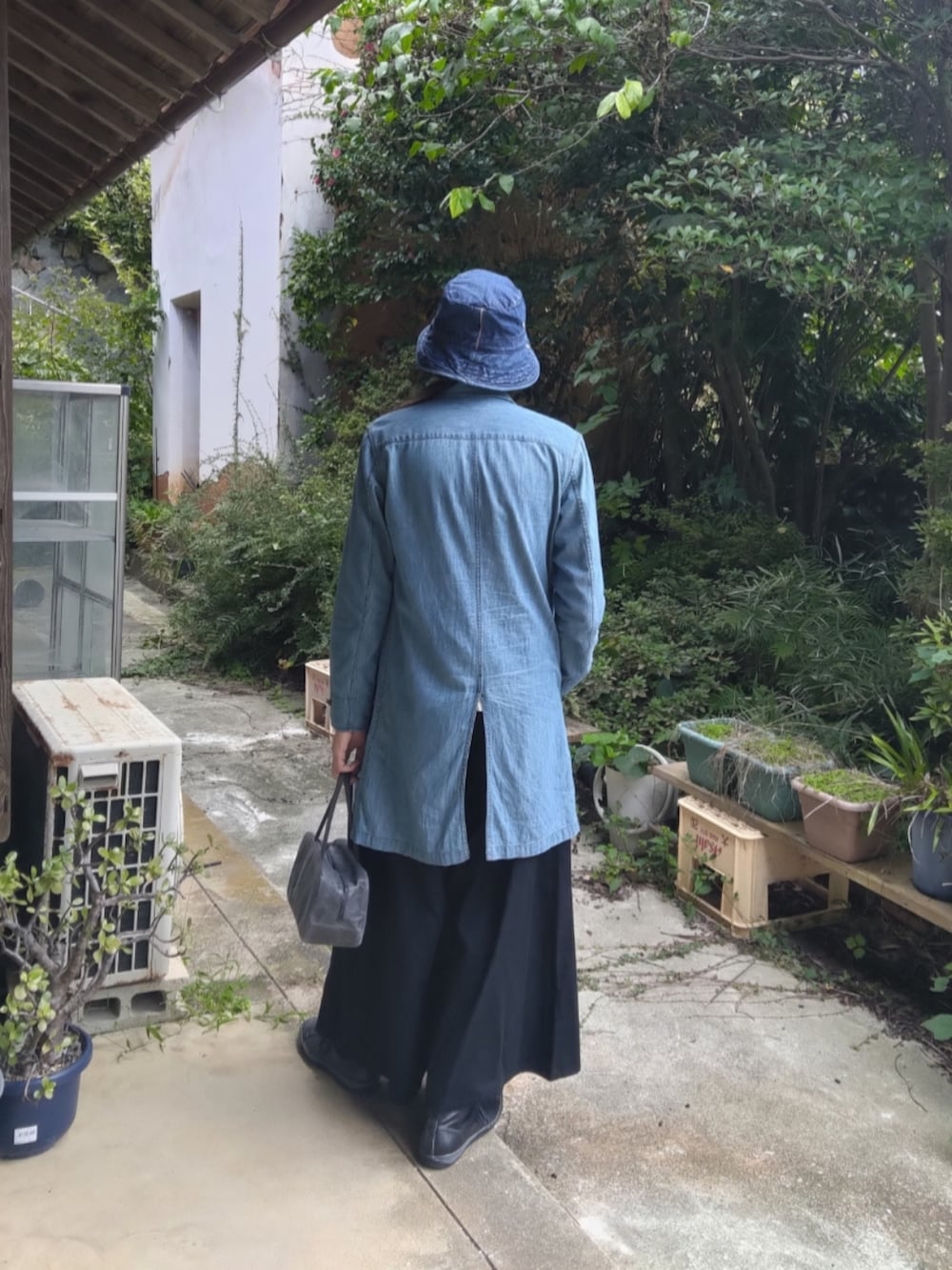 ブラック系のデニムパンツ、ブルー系のデニムジャケット、ベージュ系のニット/セーターを着用したメンズの秋コーディネートの3枚目の写真