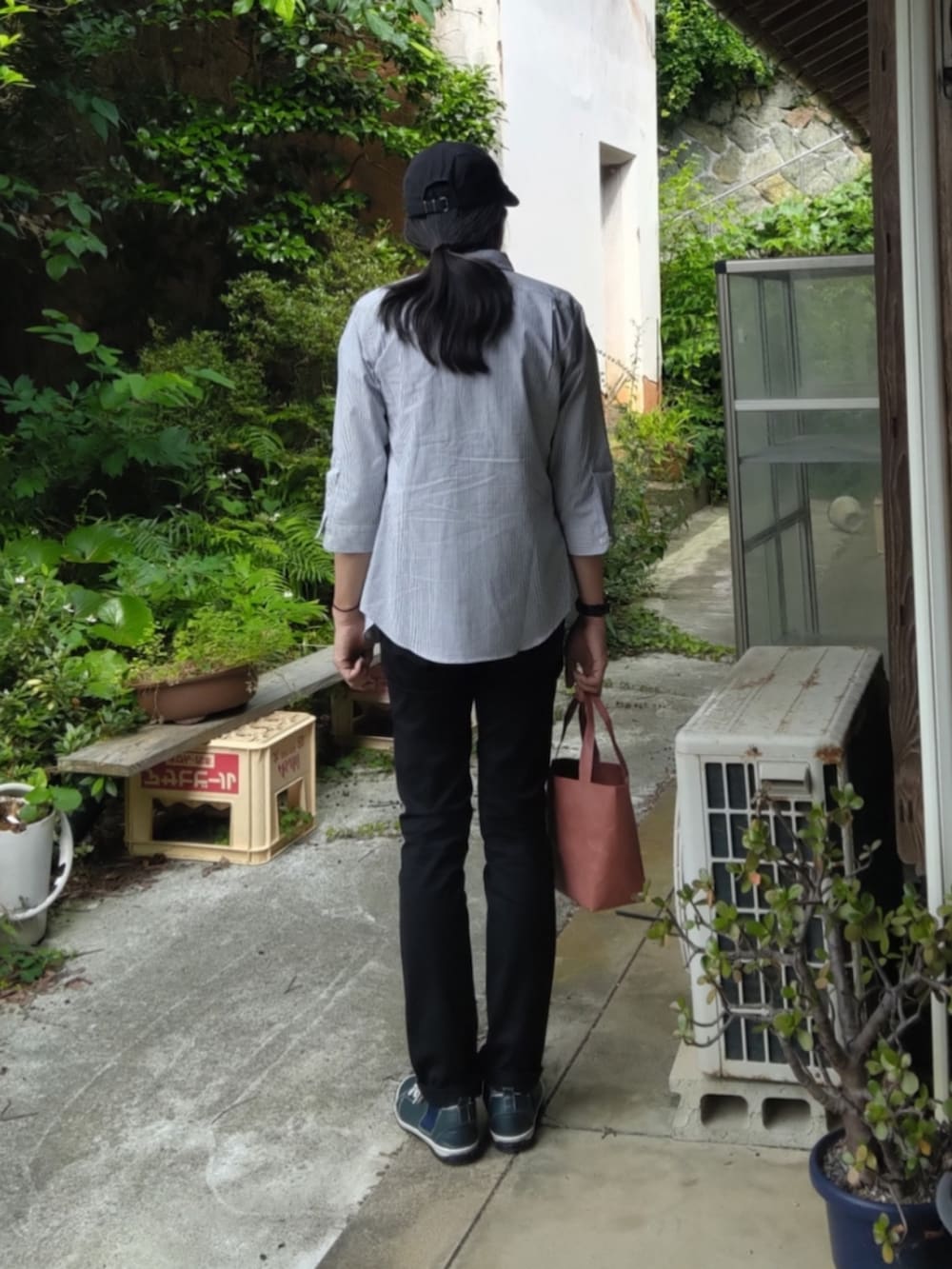 ブラック系のデニムパンツ、ブルー系のスニーカー、ホワイト系のTシャツ/カットソーを着用したメンズの夏コーディネートの3枚目の写真